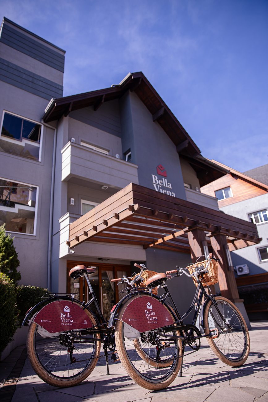 Fachada da Bella Viena com bicicletas da pousada
